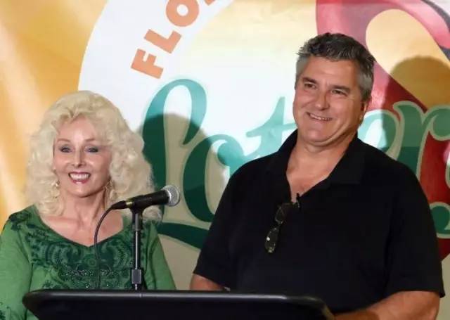 夫妇买彩票中数千万英镑,夫妇买彩票中奖15亿