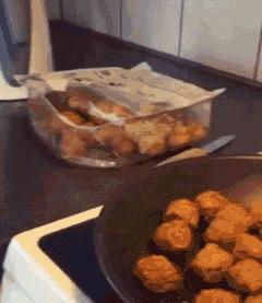 猫咪眼睑内翻解决办法,猫咪下眼睫毛内翻割眼皮后闭不上