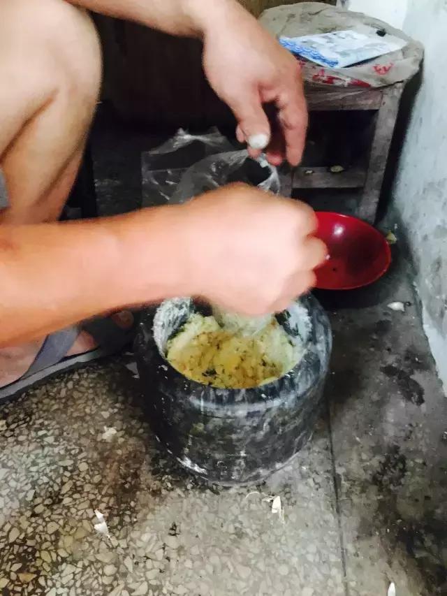 如果你到了内黄，看那些灌肠摊前，一个个吃灌肠人的吃相，就是不饿，也会忍不住前去来一碗！