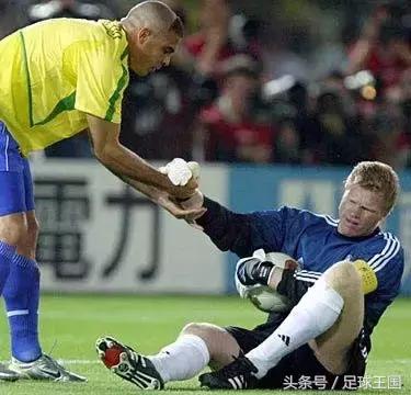 把前锋吓得不会射门,门线上的“绿巨人”卡恩