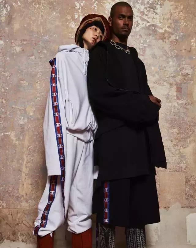 一串字logo,一串字母的衣服商标