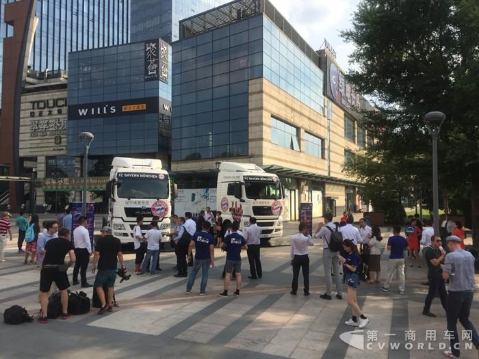 不是宇通也不是比亚迪！拜仁慕尼黑球队“*用御**”的这款红色大巴出自谁家？