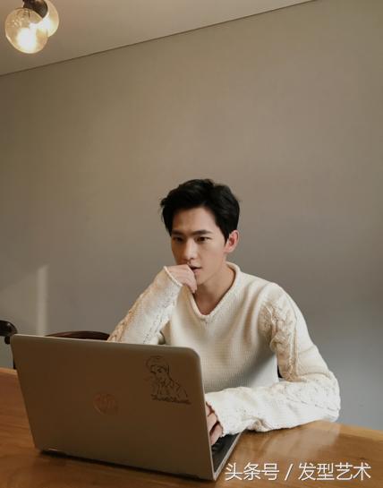 男生怎么剪一个好看的中分发型,男生中分烫什么发型最好看