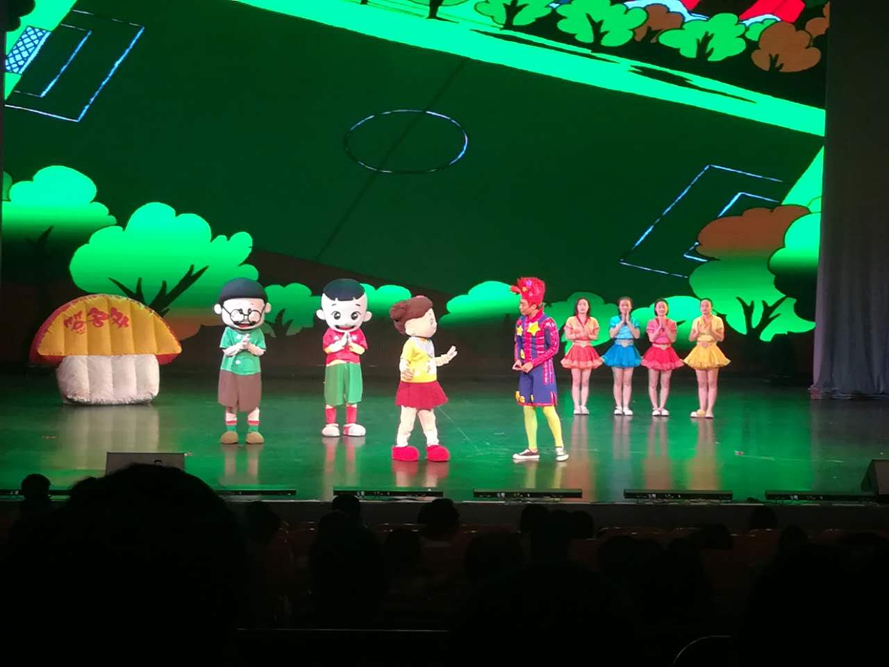 孩子胆怯不敢进教室怎么引导,孩子害羞胆小不敢说话