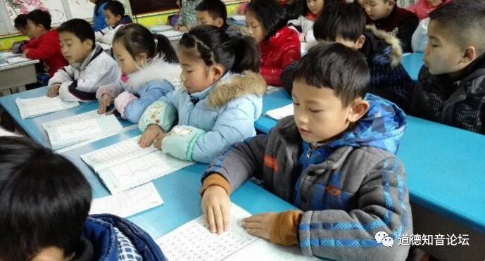 国学诵读教育特色,国学经典诵读课堂实录