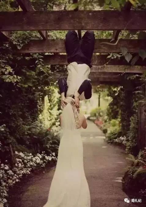 摄影师亲手教新人摆婚纱照造型,6种必拍的婚纱照风格