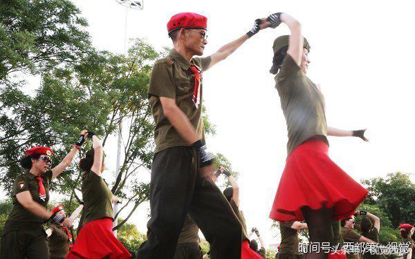 甘肃平凉网红老人跳广场舞,甘肃平凉广场舞大爷