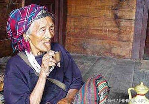 民间怪谈:老太太爬向草丛中的绣花鞋,被人拦住后,好生后怕