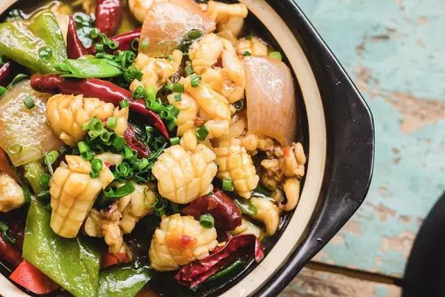 干锅墨鱼仔的正宗做法视频,半成品包装墨鱼仔干锅做法