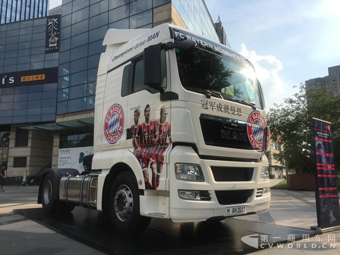 不是宇通也不是比亚迪！拜仁慕尼黑球队“*用御**”的这款红色大巴出自谁家？