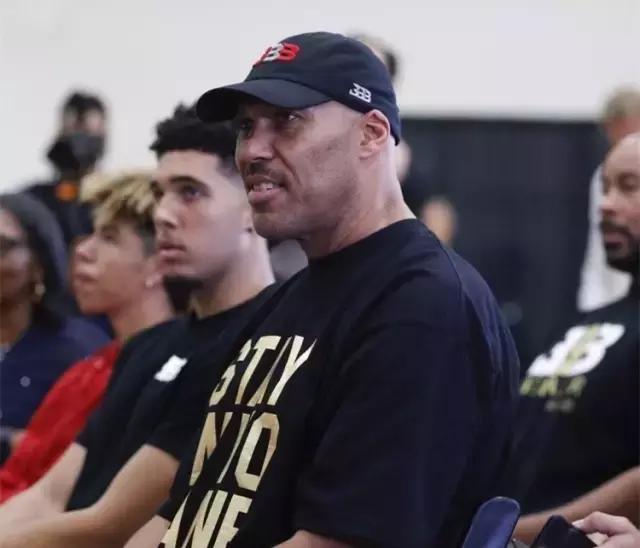 大儿子湖人，二儿子UCLA，三儿子疯狂刷分！球爹演绎篮球版《摔跤吧！爸爸》