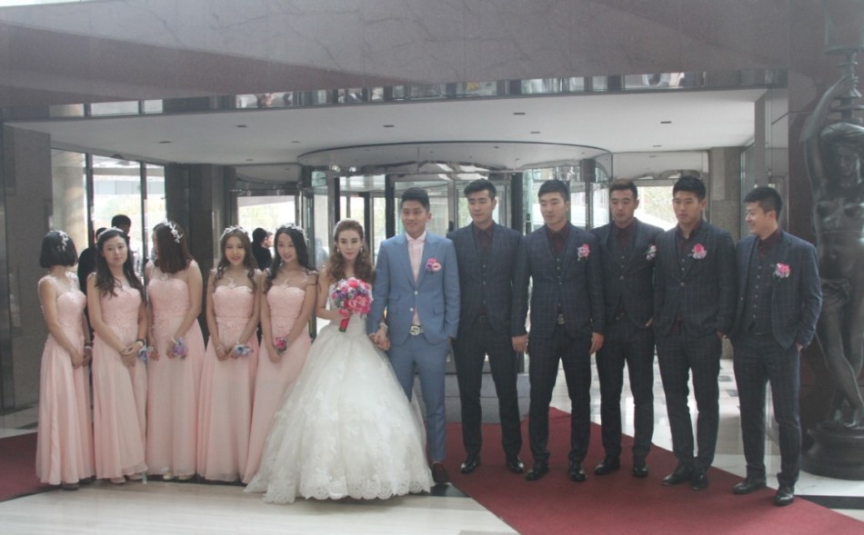 他曾和王大雷是队友去年11月结婚现在是建业新门神