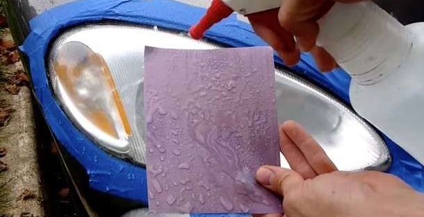 他拿出砂纸把雾化的车灯来回的擦,接下来神奇的事情发生了!