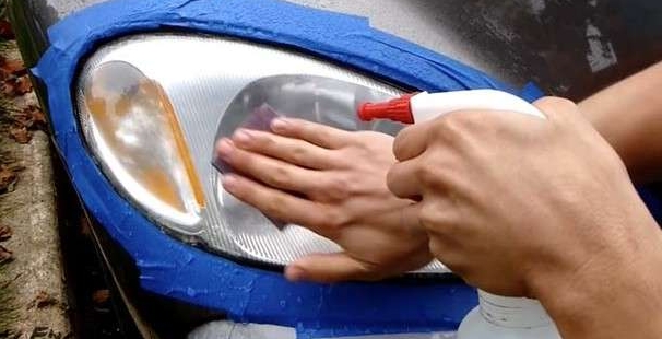 他拿出砂纸把雾化的车灯来回的擦,接下来神奇的事情发生了!