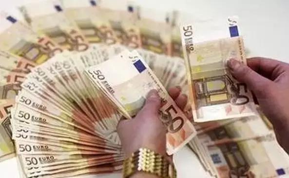 他花42欧元和C罗做邻居，你觉得咱得花多少年？