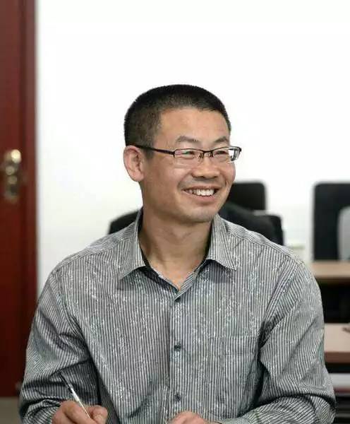 一束麦草的灯火,穿过八千里路和云丨每日好诗