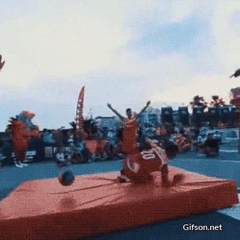 草野球场的年轻人里，总有些逗逼能笑死你