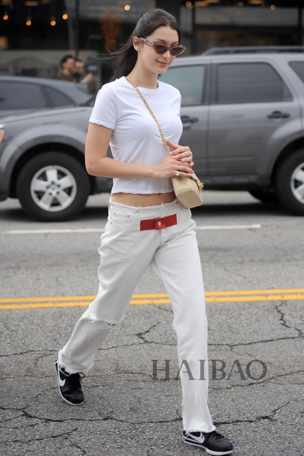 夏日质感型格还属Monochrome!傻脸娜、Gigi带头引领顺色搭配:“专一”这件事,在穿衣上同样有魅力!