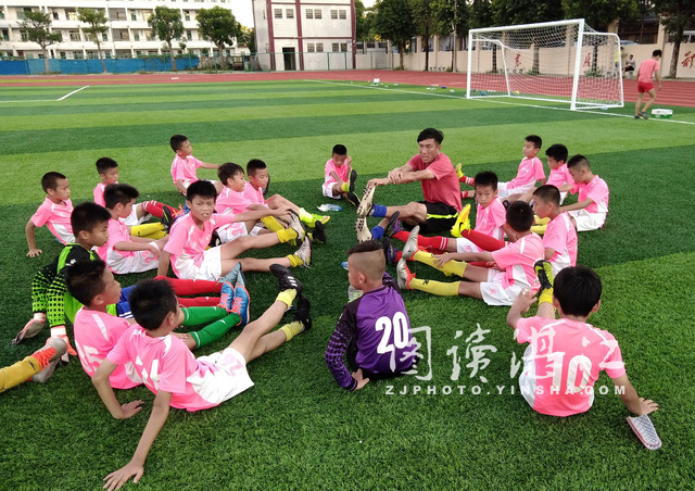 足球是打的还是踢的,足球是进框得分还是到白线就得分