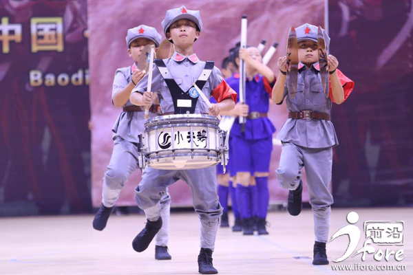 FightOn!全国21所学校在宝坻比赛行进艺术,天津海河中学、41中的学生“帅拉风”