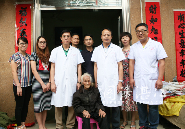 爱心人士冒雨送雨衣传递爱心,暖心为医护人员送爱心