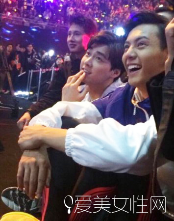 李小璐在跳嘻哈甩手扭胯舞,李小璐跳的摇太阳舞