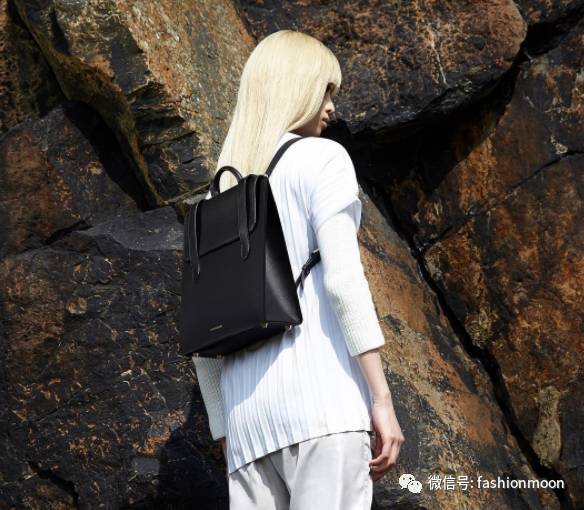 夏天适合背双肩包吗,夏天背双肩包还是斜挎包好看