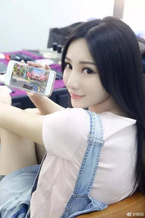 37岁的柳岩和马苏一起出席活动,37岁的柳岩和马苏出席活动