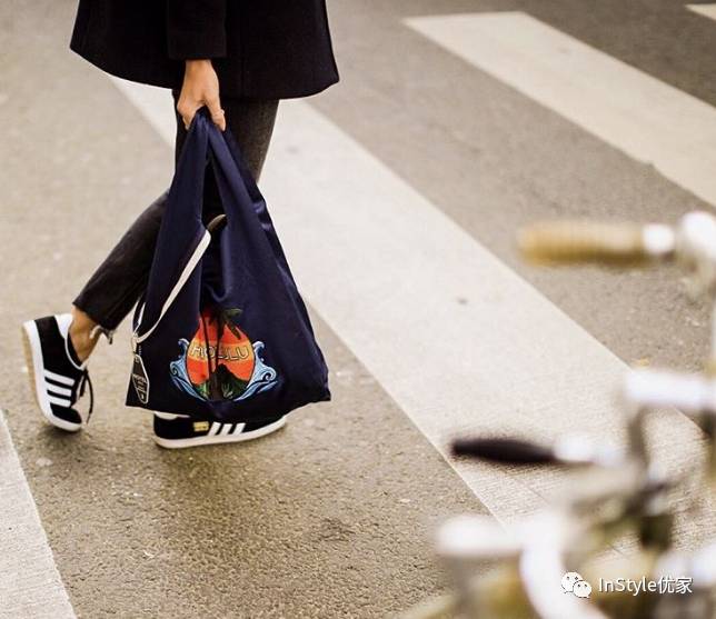 最流行的购物袋包包,今年流行的购物袋包