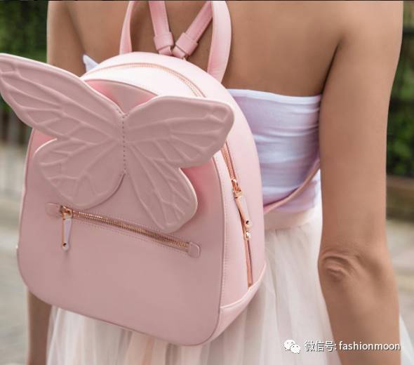 夏天适合背双肩包吗,夏天背双肩包还是斜挎包好看