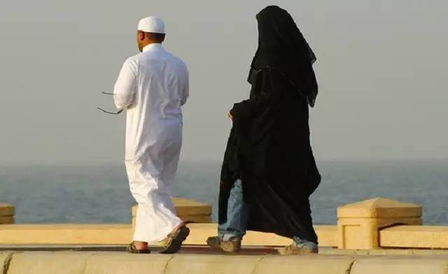 在伊朗穿短裙会怎样,沙特女性着装