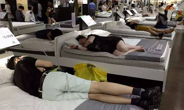 涓浗浜哄湪澶栧浗閰掑簵浜嬩欢,瀹滃涓轰粈涔堥偅涔堝浜哄湪閲岄潰鐫¤