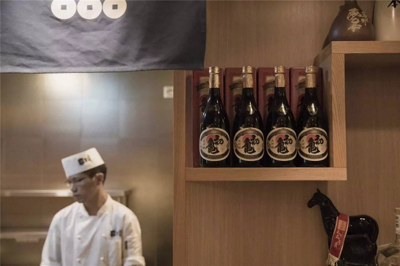 连曼殊都要去请教的日料教父，在捧红了杭州顶级日料后，竟然独自在解放路开了家亲民的料理小馆……