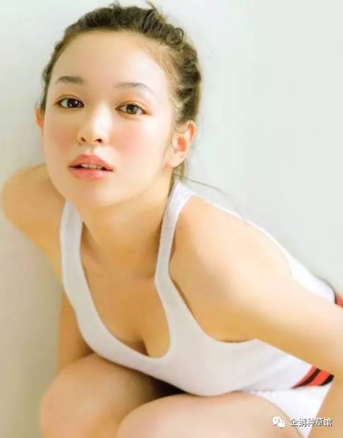 不会画妆容和会化妆的对比,新手有没有必要画腮红