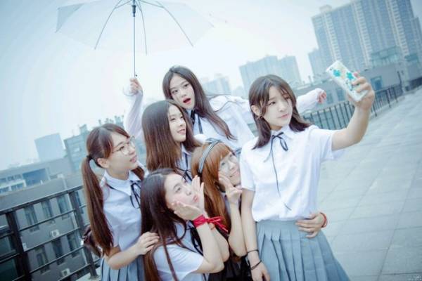 你为什么穿jk制服,我们为什么穿校服