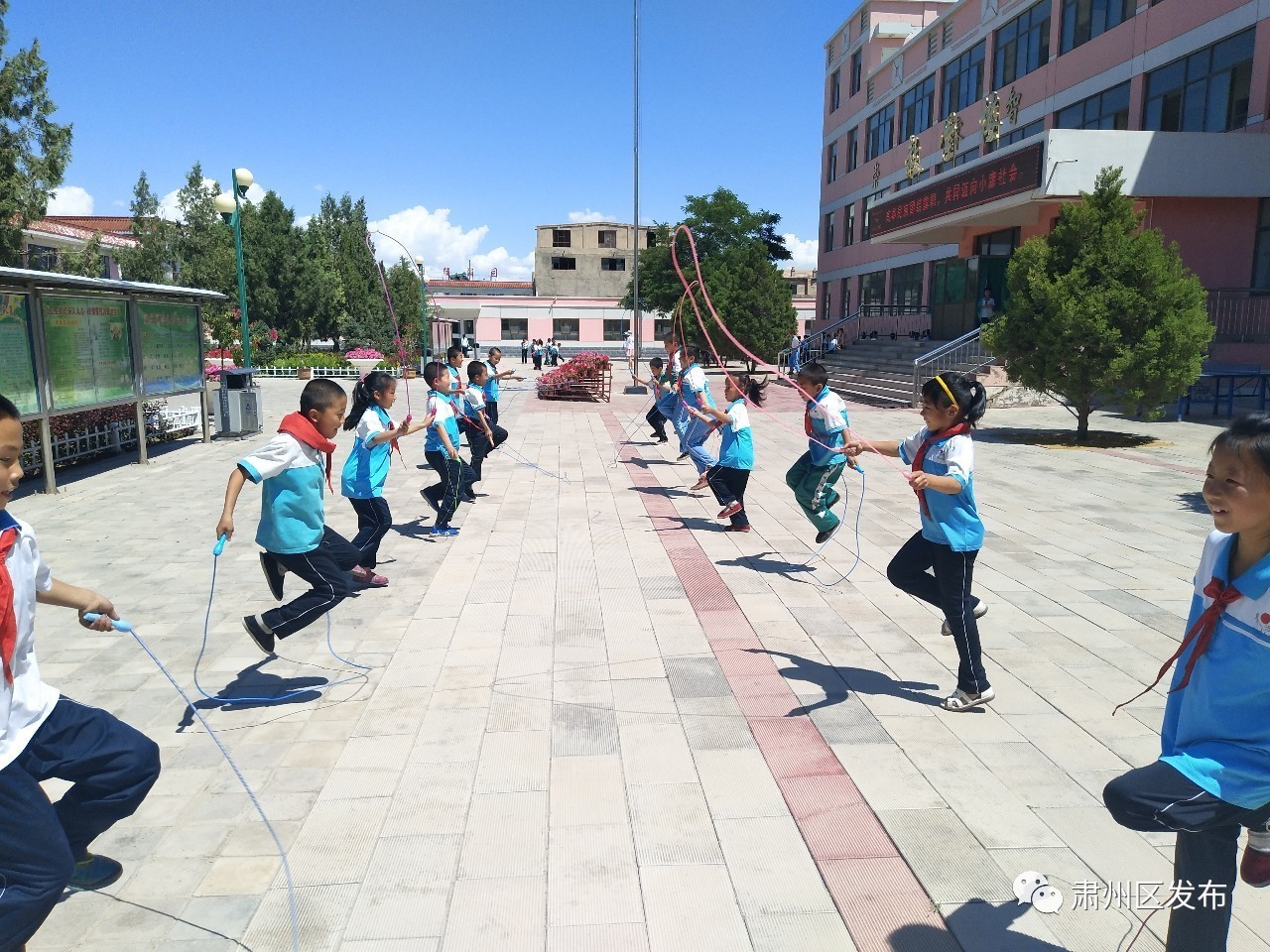 体育剪纸图片踢足球,关于踢足球的剪纸视频