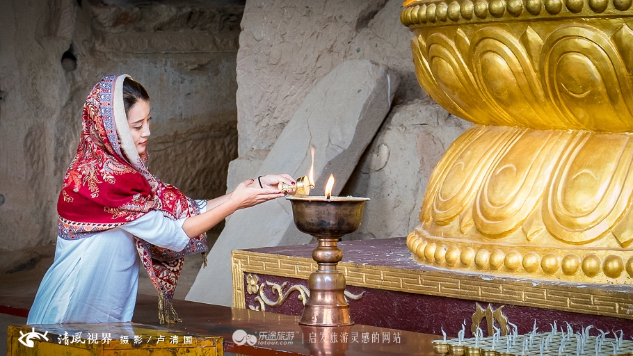 在马蹄寺三十三天点燃一盏心灯