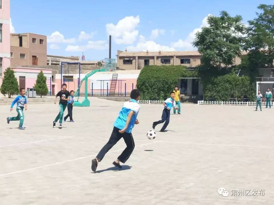 打乒乓球的快乐小朋友,打乒乓球的小朋友背景绘画