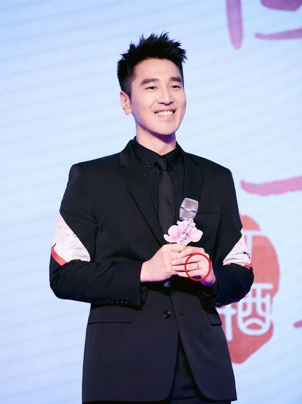 想给男朋友要七夕戒指高情商,如何给男朋友选求婚戒指