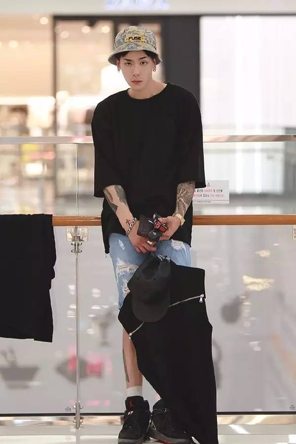 牛仔短裤怎么穿好看,牛仔短裤怎么穿比较好看