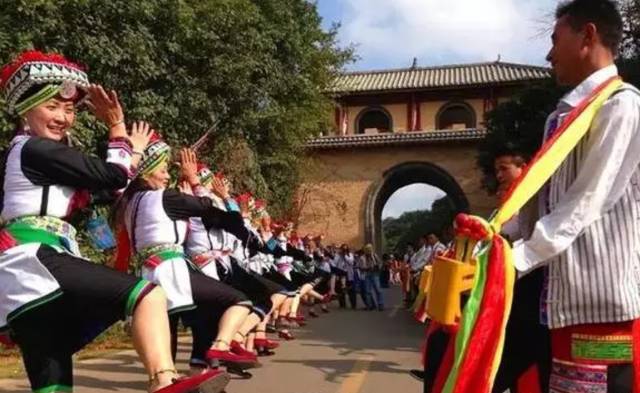 东风韵和可邑小镇哪个好玩,可邑民族文化生态旅游村