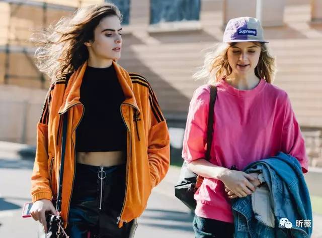 你的一字肩会让你增重10KG?还不是因为没有学习蔡依林的“露一半”穿法!