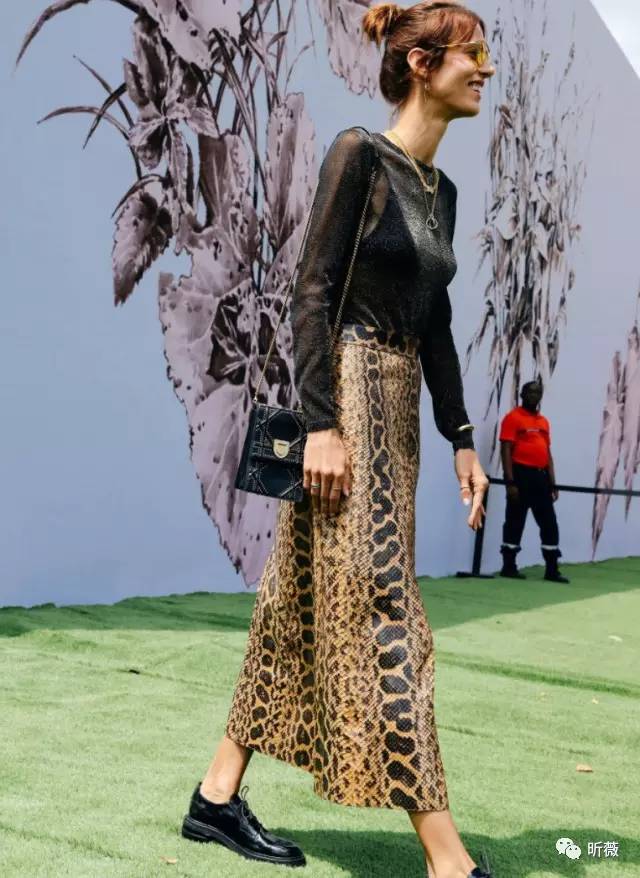 你的一字肩会让你增重10KG?还不是因为没有学习蔡依林的“露一半”穿法!