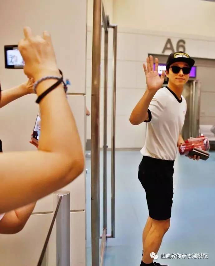 王源演唱会穿秀禾服,王源沸腾之夜黑西装