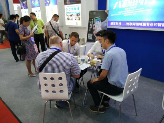 燃爆IOTE2017!捷宝高配新品刷新扫码效率,外国友人大呼震惊!