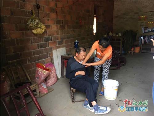 照顾瘫痪老人喂饭,照顾瘫痪老人用奶瓶喂饭