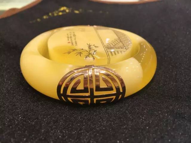 琥珀摔成两半了还值钱吗,琥珀摔碎了怎么办