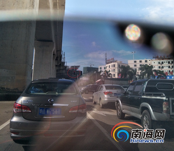 司机看过来!戴太阳镜在万宁开车请留心红绿灯