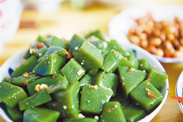 田坝村的村民要发“树叶财”就差一个手工作坊