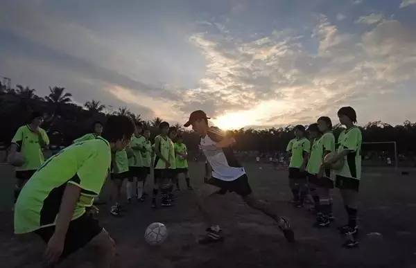 这群15岁就会结婚的女孩，一边捡垃圾一边踢球，竟连续三年勇夺世界冠军